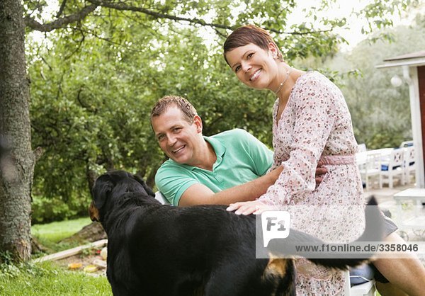 Frau und Mann mit Hund