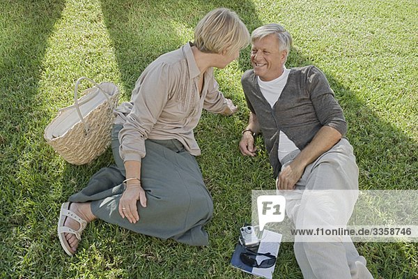 Mann und Frau entspannen im Gras