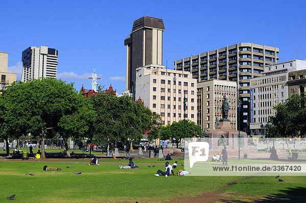 Church Square  Pretoria City  Provinz Gauteng  Südafrika  Square  Rasen  Menschen  Skyline  Hochhäuser  Park  Center  centre