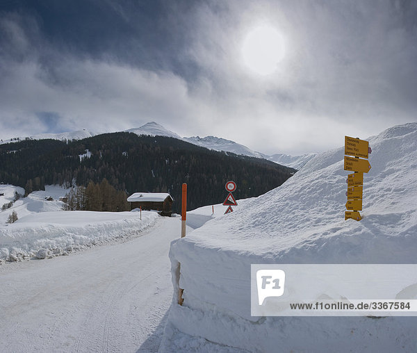 Berg Winter folgen Landschaft Schnee Zeichen wandern Alpen Wegweiser Wanderweg Kanton Graubünden Schweiz