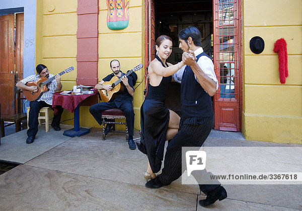 Argentinien  Südamerika  Amerika  März 2008  Buenos Aires  Stadt  La Boca District  Tango  Tanz  tanzen  Paar  Frau  Mann  Durchführung  posieren  Tänzer  Tänzer  Kultur  Musik  outdoor  Außenaufnahme  außerhalb  Musiker  Gitarren  Gitarre