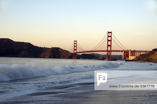 Vereinigte Staaten von Amerika USA Wasserrand Strand Küste Meer Brücke Nordamerika Sehenswürdigkeit Bäcker Kalifornien Golden Gate Bridge Pazifischer Ozean Pazifik Stiller Ozean Großer Ozean San Francisco