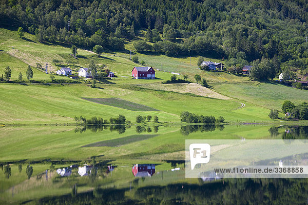 Landschaftlich schön landschaftlich reizvoll Urlaub Wohnhaus Gebäude Reise Wald See Meer Holz Norwegen Voss Wiese Skandinavien Tourismus