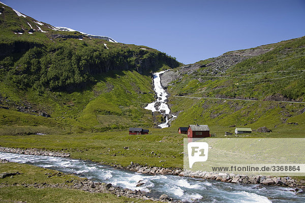 Felsbrocken Landschaftlich schön landschaftlich reizvoll Urlaub Wohnhaus Gebäude Steilküste Tal Reise Norwegen Skandinavien Tourismus