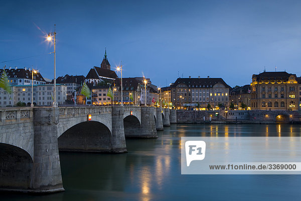 beleuchtet Wohnhaus Gebäude Stadt Großstadt Brücke fließen Fluss Prüfung Basel Abenddämmerung Schweiz Dämmerung