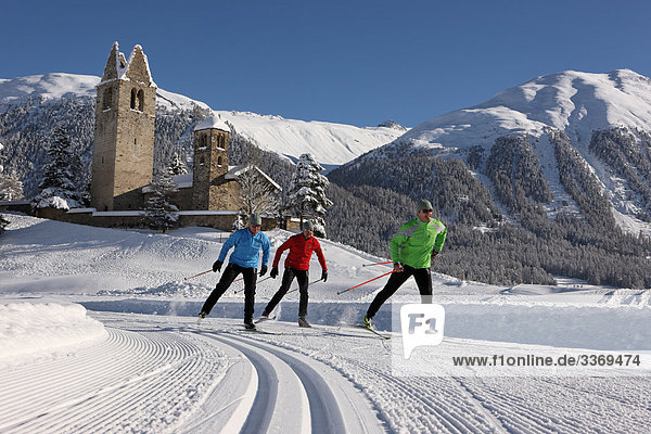 Mensch Menschen Menschengruppe Menschengruppen Gruppe Gruppen grün blau Skisport rot Spur 3 Kanton Graubünden Skilanglauf Engadin Oberengadin Schweiz Wintersport