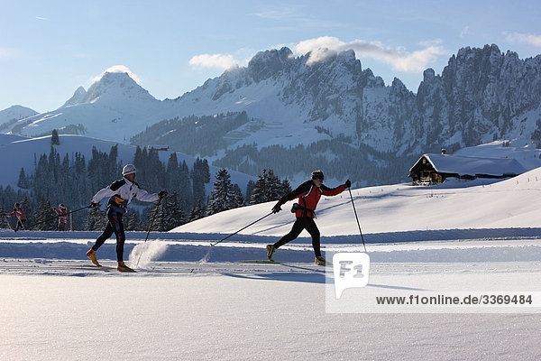 Wintersport Berg Winter Sport Mensch Skisport zwei Personen 2 Kanton Bern Skilanglauf Schnee Schweiz