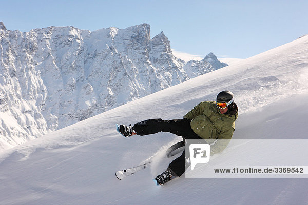 sitzend Berg Winter Mann Mensch schnitzen Skisport Ski Kanton Graubünden Schnee Schweiz Wintersport