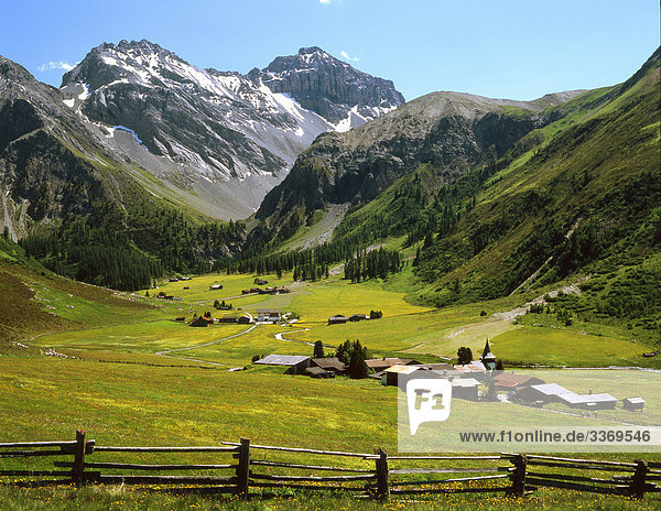 Landschaftlich schön landschaftlich reizvoll Berg Dorf Kanton Graubünden Schweiz