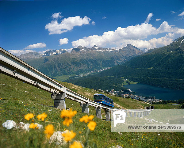 Landschaftlich schön landschaftlich reizvoll Berg Kanton Graubünden Schotterstrasse Engadin Schweiz