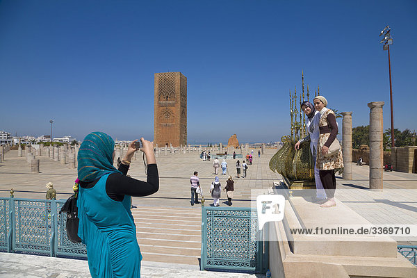 Marokkanischen Mädchen aufnehmen von Bildern auf der Hassan-Turm  Rabat  Marokko