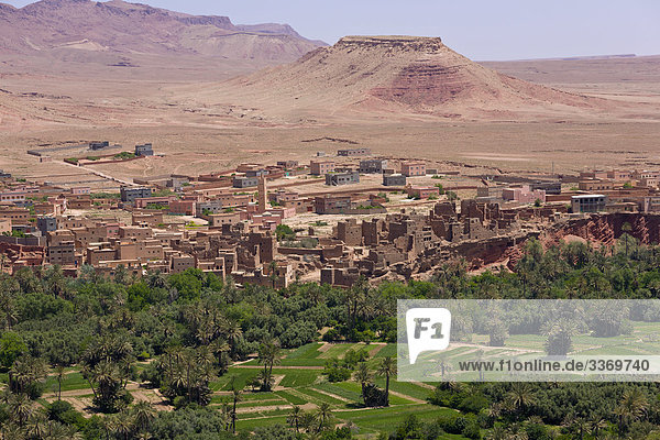 Berg Gebäude Landwirtschaft niemand Tal Stadt Querformat Dorf Feld Kasbah Marokko Schlamm Oase
