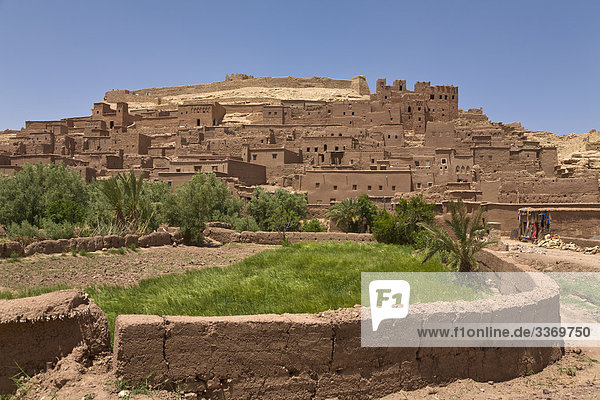 Nordafrika Berg Mensch Menschen Gebäude Großstadt Querformat befestigen UNESCO-Welterbe Afrika Ait Benhaddou Kasbah Ksar Marokko Schlamm Ouarzazate