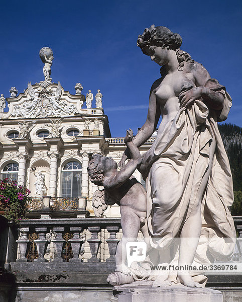 Statue am Schloss Linderhof  Bayern  Deutschland
