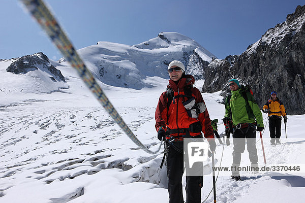 Bergsteigen Portrait Berg Winter gehen Seil Tau Strick Mensch Eis wandern Alpen 3 Klettern Moräne Saas Fee Schnee schweizerisch Schweiz Wintersport Kanton Wallis