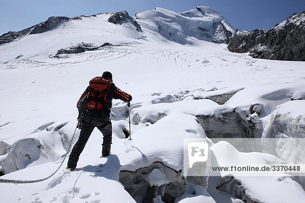 Bergsteigen Berg Winter gehen Seil Tau Strick Mensch Eis wandern Alpen Klettern Moräne Saas Fee Schnee schweizerisch Schweiz Wintersport Kanton Wallis