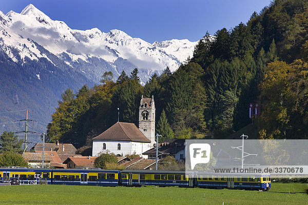 Landschaftlich schön landschaftlich reizvoll Berg Baum Fernverkehrsstraße Wald Kirche Holz Zug Berner Alpen Kanton Bern Schnee schweizerisch Schweiz