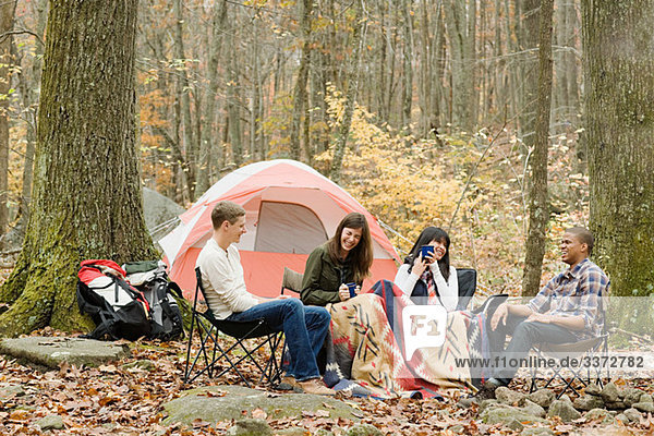 Freunde auf dem Campingplatz