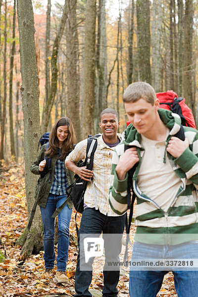 Jugendliche wandern durch den Wald