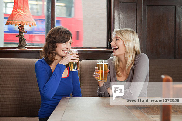 Junge Frauen in der Bar