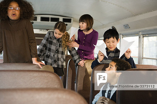 Kinder im Schulbus