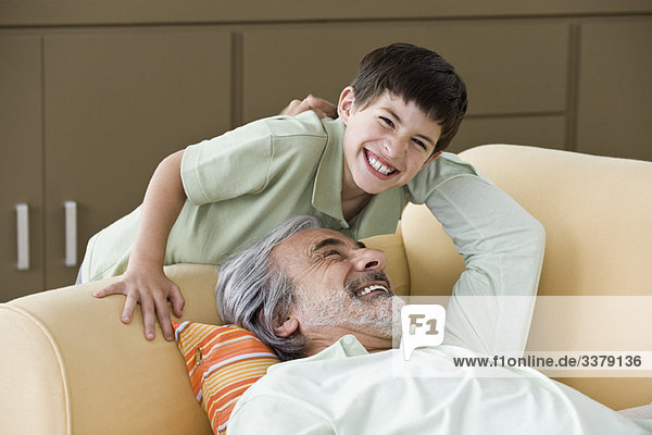 Senior Mann entspannt  genießt die Zeit mit dem jungen Enkel