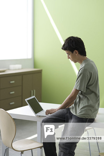 Teenager Junge mit Laptop-Computer