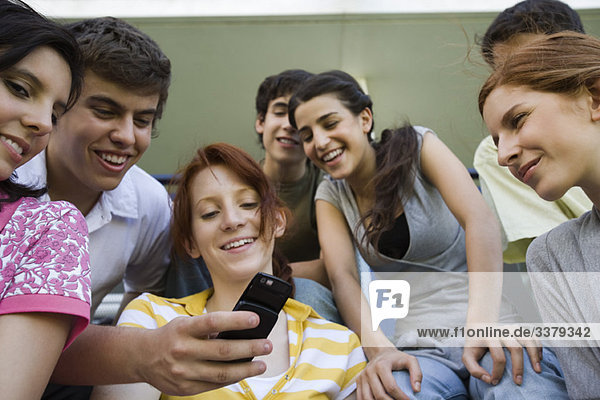 Teenager schauen auf das Fotophon eines Freundes
