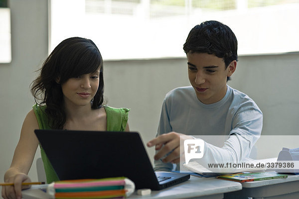 Gymnasiasten mit Laptop im Unterricht