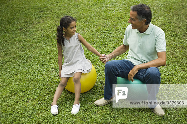 Vater und Tochter zusammen im Park