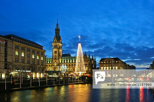 Blick auf das Hamburger Rathaus und den Weihnachtsmarkt  Hamburg  Deutschland