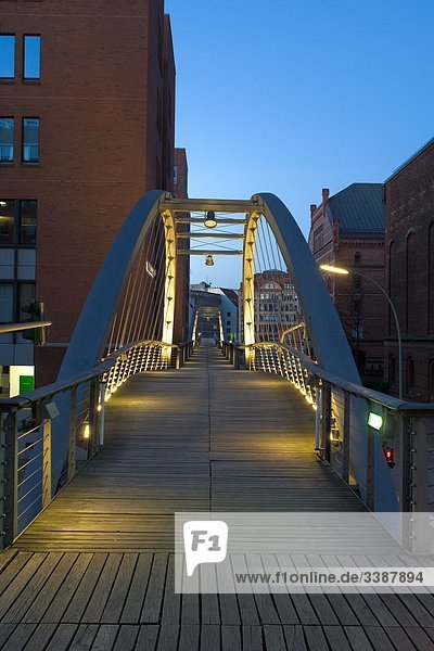 Beleuchtete Fußgängerbrücke in der Speicherstadt  Hamburg  Deutschland