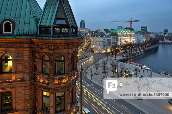 Blick auf den Jungfernstieg in Hamburg  Deutschland  Erhöhte Ansicht