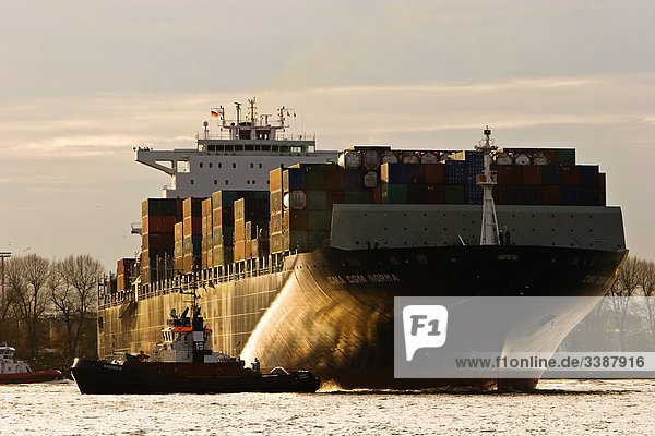 Schlepper zieht Containerschiff  Hamburger Hafen  Deutschland