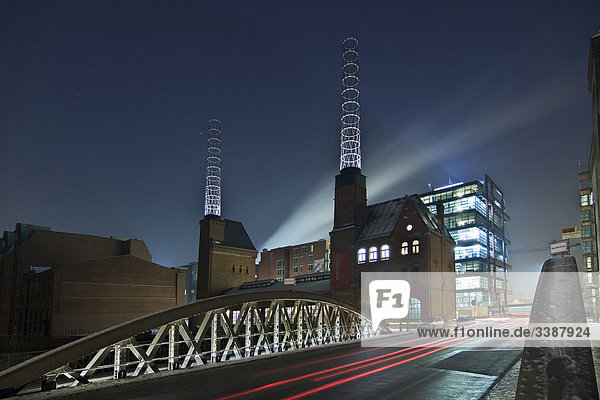 Blick auf das beleuchtete Kesselhaus in der Speicherstadt  Hamburg  Deutschland  Langzeitbelichtung