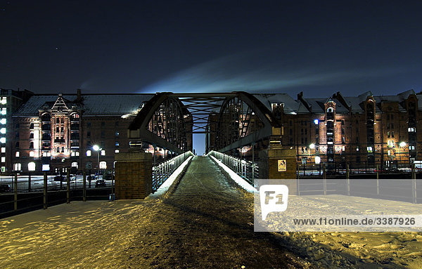 Kibbelstegbrücke in der Speicherstadt bei Nacht  Hamburg  Deutschland