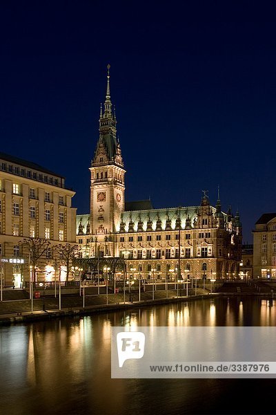 Blick auf das Rathaus und die Kleine Alster  Hamburg  Deutschland