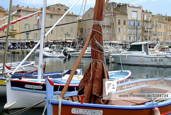 Fischerboote im Hafen von St. Tropez  Frankreich