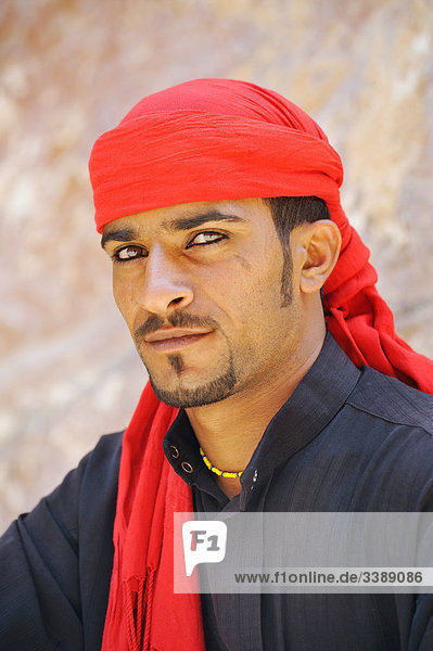 Mann mit rotem Schal auf dem Kopf  Portrait