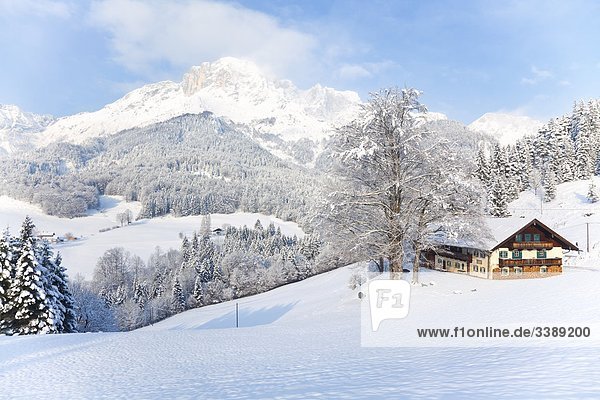 Haus in den Berchtesgadener Alpen Marktschellenberg Deutschland Erhöhte Ansicht