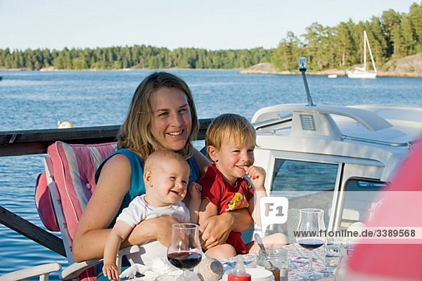 Frau mit zwei Kinder essen im Freien  Schweden.