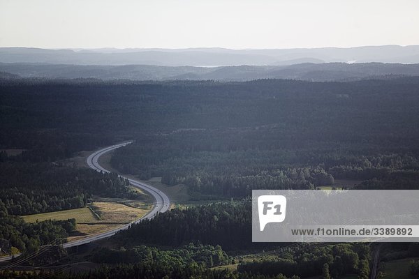 Autobahn durch eine Waldlandschaft  Schweden.