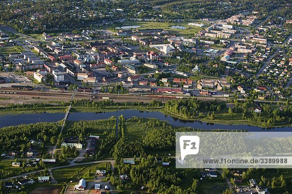 Luftbild von einer kleinen Stadt  Schweden.
