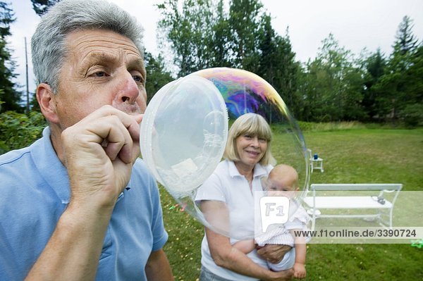Ein Mann weht eine riesige Blasen  Schweden.