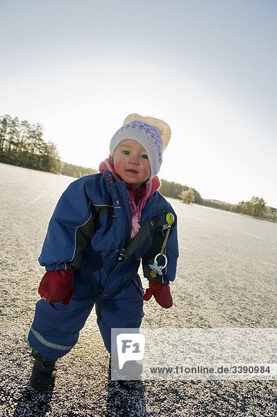 Porträt von ein Babymädchen Stand auf dem Eis  Schweden.