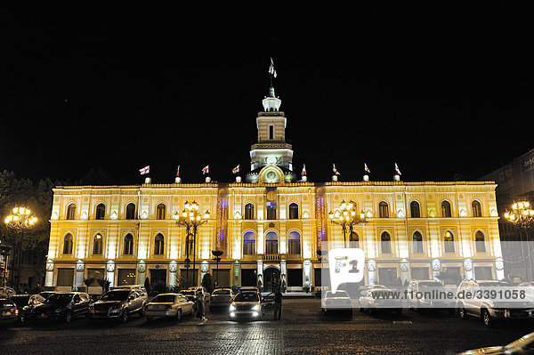 Beleuchtetes Rathaus bei Nacht  Tiflis  Georgien