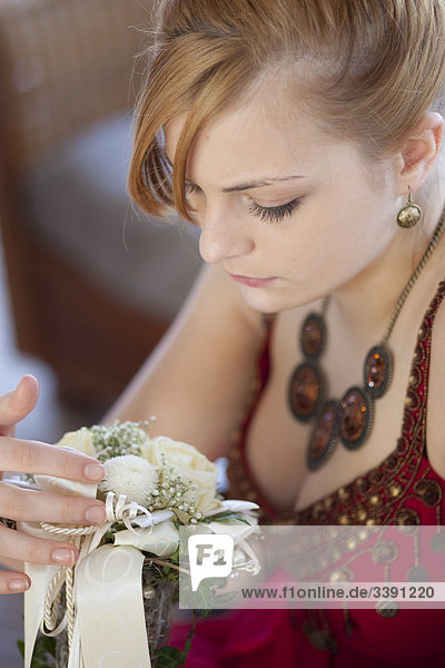 Junge Frau hält einen Brautstrauß  Close-up