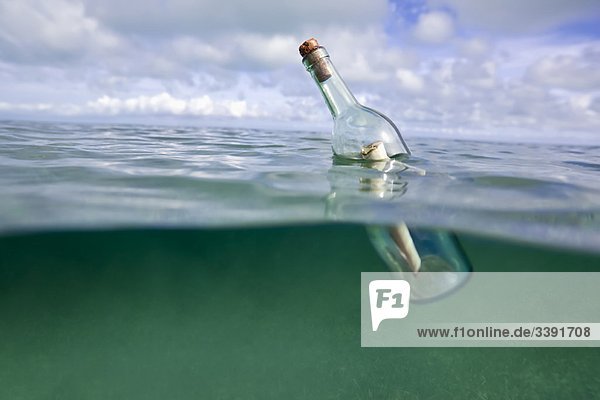 Botschaft in einer Flasche  die im Ozean schwimmt