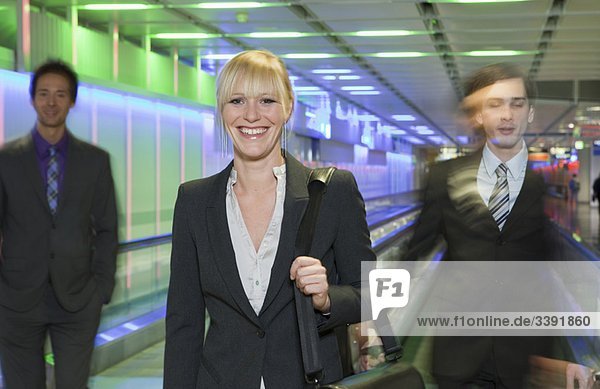Geschäftsfrau am Flughafen  glücklich