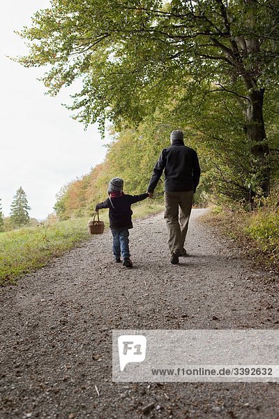 Vater und Sohn beim Spaziergang